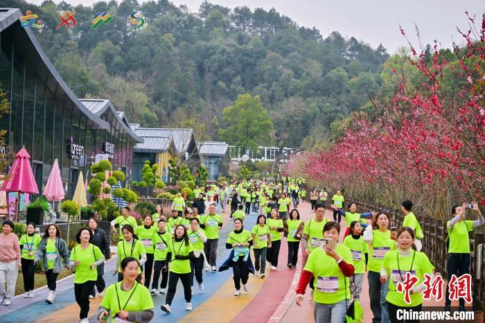 2025合川半程马拉松鸣枪起跑 男女子组前三名均打破赛会纪录