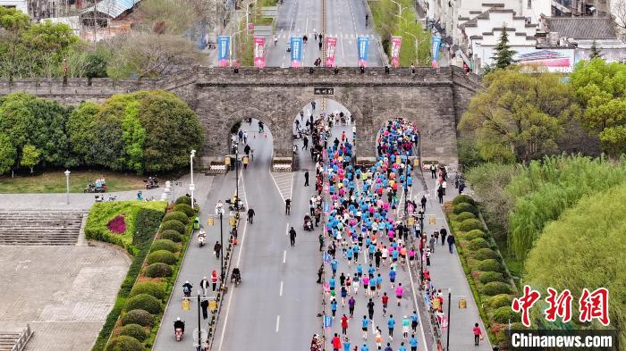 2025合川半程马拉松鸣枪起跑 男女子组前三名均打破赛会纪录