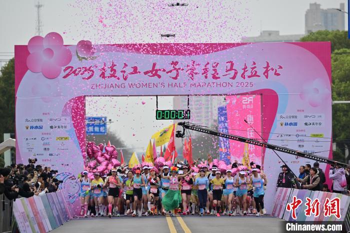 荆州马拉松激情开跑 中外选手齐聚历史文化名城
