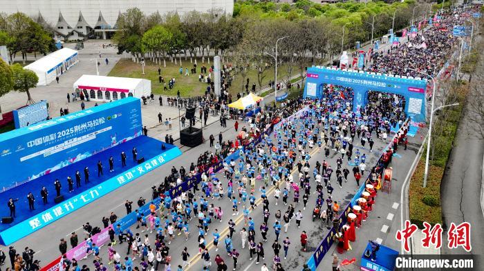 2025扬州鉴真半程马拉松鸣枪开跑 首次启用人脸核验终端