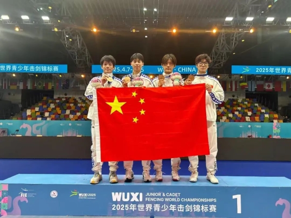 “亚洲飞人”苏炳添领衔接力赛“百岁组合””